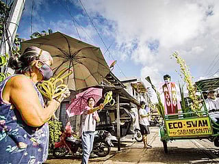 Drive-by blessings in Covid-19 hit Philippines