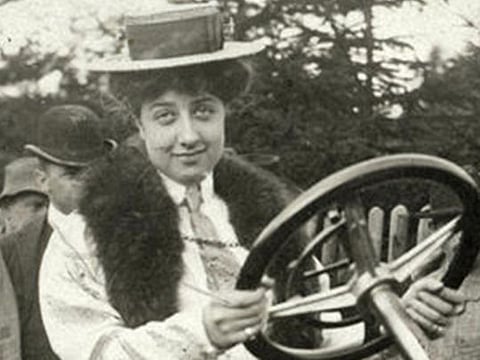 120 years ago, the name of an 11-year-old girl became the epitome of cars and the first luxury car brand in the world. Seen here is the 40 hp Simplex from 1902 - the oldest still existing Mercedes.