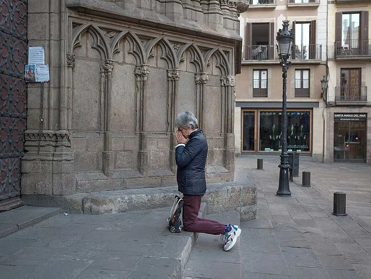 Spain woman prays lockdown