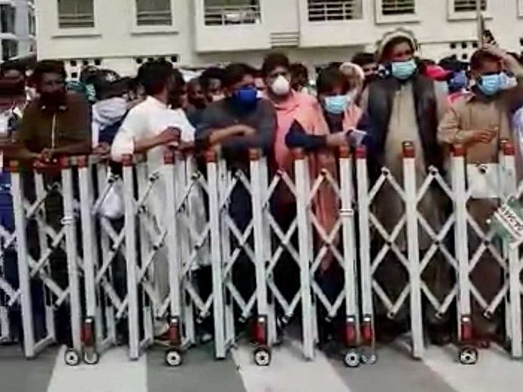Pakistanis outside consulate