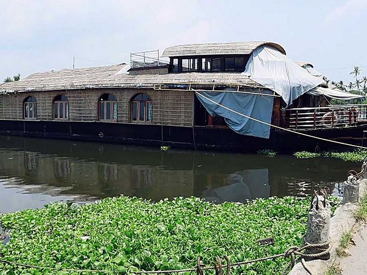 Alappuzha houseboat isolation bed