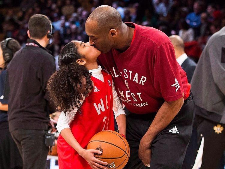 Kobe Bryant kisses his daughter Gianna