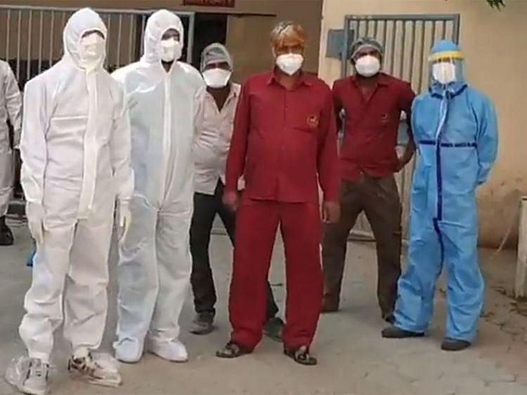 Indian journalist Barkha Dutt shared a video of unsung heroes of Indore - four Hindu men who bury bodies of Muslims who died due to the COVID-19