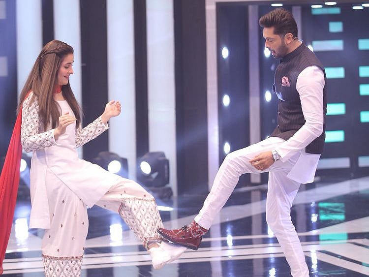 Shaista Lodhi and Fahad Mustafa greet each other in JEETO PAKISTAN-1587969662758