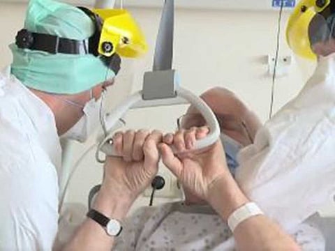Pierre Fonteyne -- the 74-year-old patient at the Erasme Hospital in Brussels -- trying to get up.