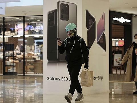 Everyone's on their smartphones, but they are not in the mood to pick up new ones. Global sales took a dive in the first three months.