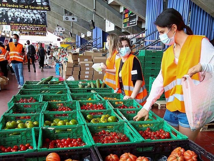 Swiss volunteers prepare food