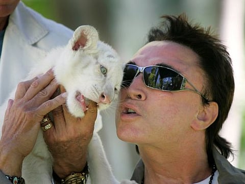 FILE PHOTO - Illusionist Roy Horn nuzzles a 6-week-old tiger cub at his home in Las Vegas, Nevada June 12, 2008.  REUTERS/Las Vegas Sun/File Picture