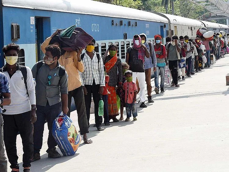 Migrants who returned from Jaipur by Shramik Special train Danapur railway station India