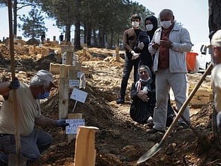 Photos: Coronavirus alters way Turks mourn and bury their dead