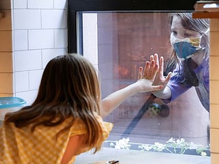 COVID-19: US records 820 new coronavirus deaths in 24 hours