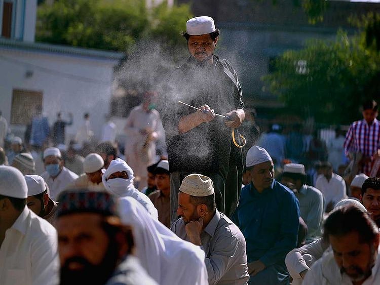 Pakistan eid disinfect worshippers