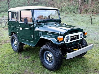Look! 1979 Toyota Land Cruiser FJ40 restomod is a real stunner!