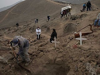 COVID-19: Peru's dead mourned at barren cemetery for poor