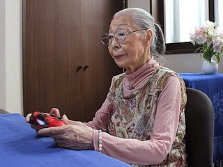 'Gamer Grandma': Finger flexes keep 90-year old gamer console-ready