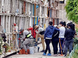 Final farewells at Mexican cemetery lose luster over COVID-19