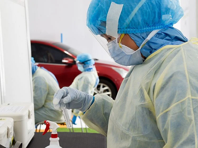 swab test, swab sample, covid-19 in uae, drive-through screening center