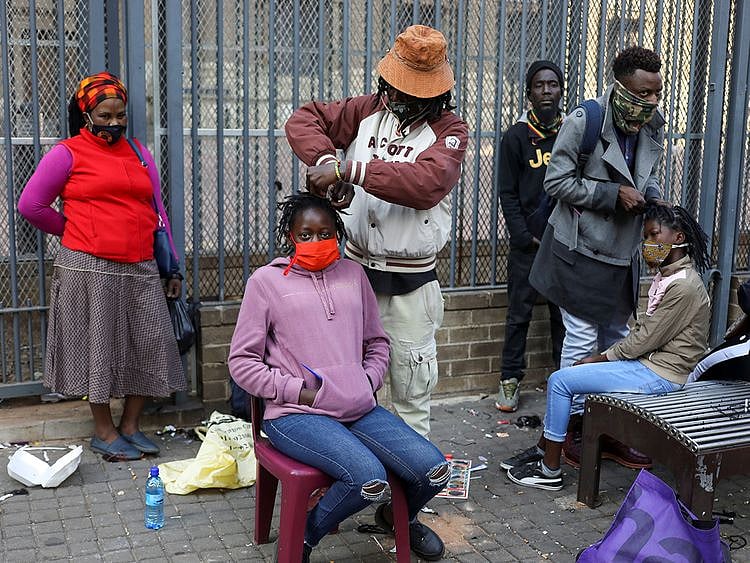 2020-06-10T120004Z_889781948_RC2C6H935268_RTRMADP_3_HEALTH-CORONAVIRUS-SAFRICA-HAIRDRESSERS-(Read-Only)