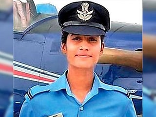 Tea seller’s daughter becomes Indian Air Force Officer after topping academy, receives Indian President’s Plaque