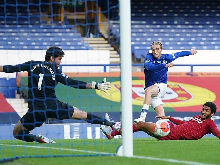 Everton's Tom Davies narrowly misses a chance to score during the English Premier League soccer match between Everton and Liverpool at Goodison Park in Liverpool, England, Sunday, June 21, 2020. (AP photo/Jon Super, Pool)