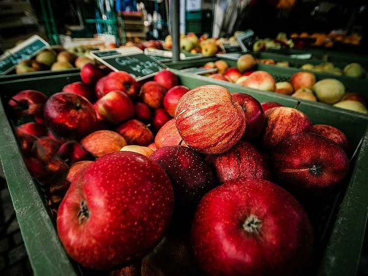 Shopping for apples?