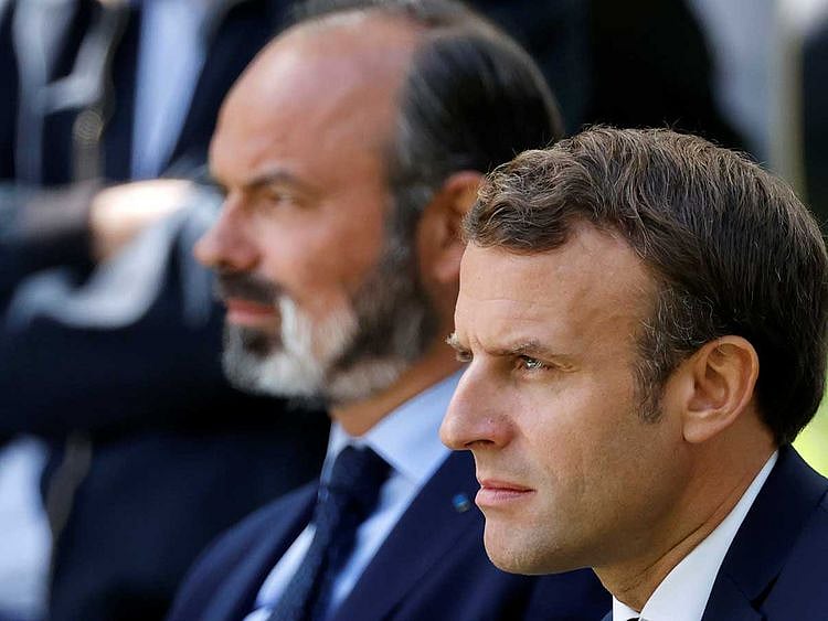 French President Emmanuel Macron (R) and French Prime Minister Edouard Philippe 