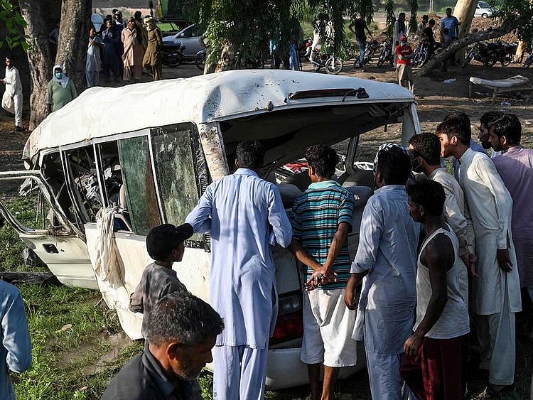Pakistan train bus crash