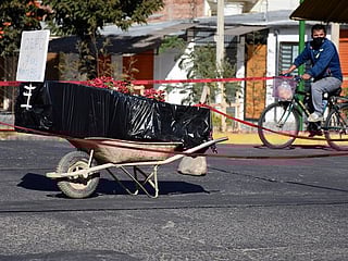 COVID-19: In Bolivia desperate family leaves coffin in the street