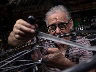Elderly bicycle mechanic in Turin carries out impossible repairs