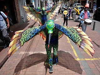 'Human hummingbirds' promote social distancing in Colombia