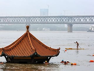 Photos: China rushes to contain floods after record rainfall