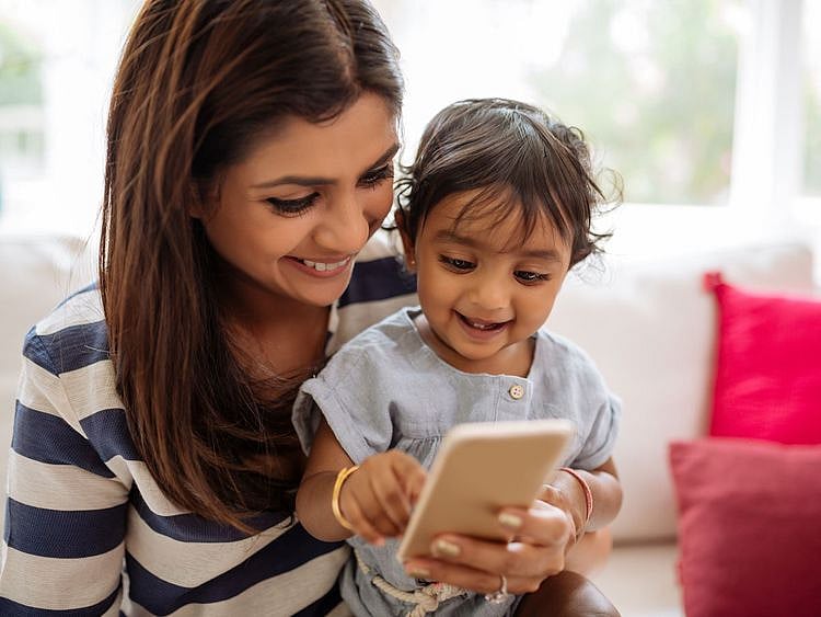 Parental smartphone use not linked to poor parenting