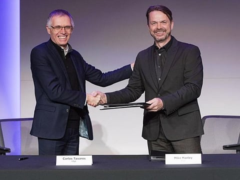 Carlos Tavares and Mike Manley after signing the deal in December 2019. 