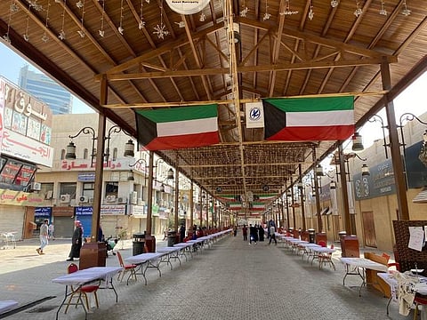 Al Mubarakiya is an ideal place to immerse yourself in the vibrant daily life of Kuwaiti people, and you will feel as if you are in a movie scene.