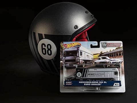 This Team Transport set of die-cast models dressed in the livery of IWC classic racing team is a must-have!