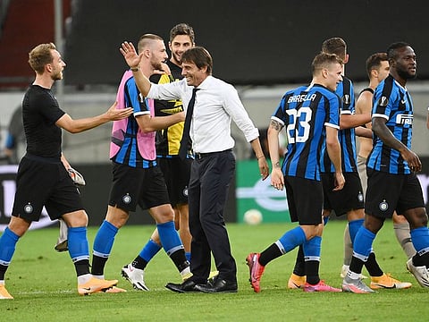 Inter Milan coach Antonio Conte congratulates his players after the Europa League win over Shakhtar Donetsk