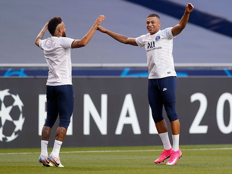 PSG's Neymar and Kylian Mbappe warm up