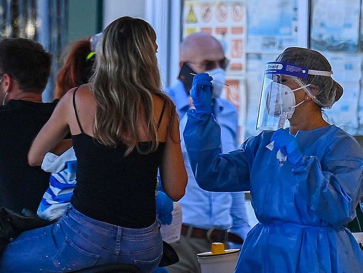 Italy vaccine testing swab covid