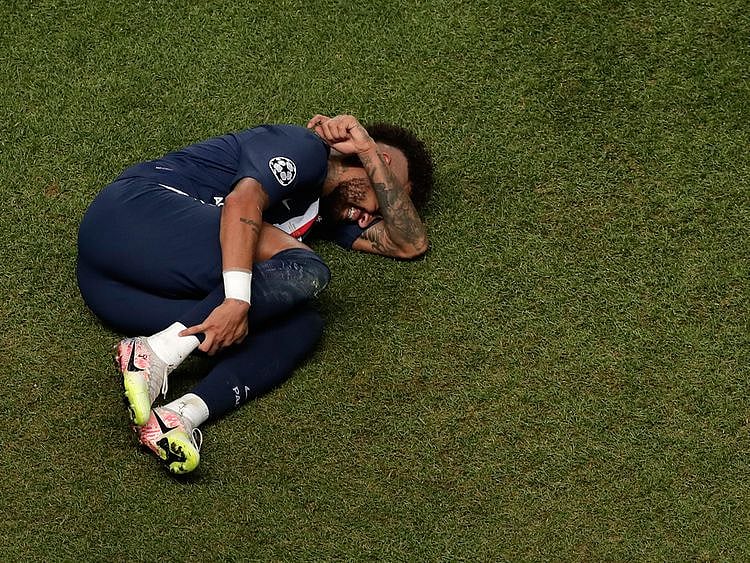 PSG's Neymar playacts in the Champions League final against Bayern Munich