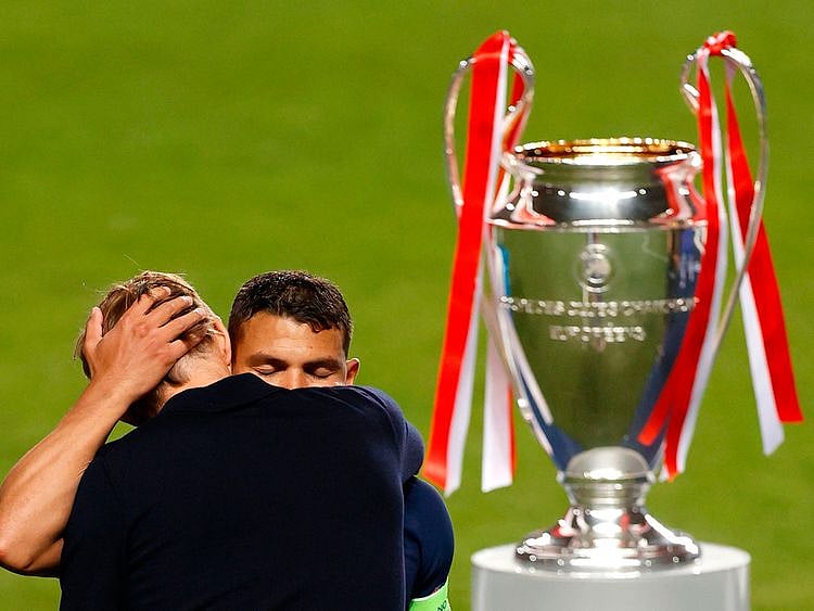 Thiago Silva is consoled after PAG lost the Champions League final to Bayern Munich