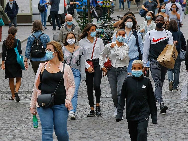 Paris shoppers mask France