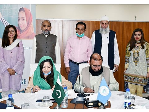 Dr. Ikramul Haq, CII Secretary and Fajer Rabia Pasha, Executive Director PAGE sign the agreement in Islamabad in the presence of council Chairman Dr. Qibla Ayaz to support the education of girls. 