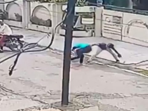 Girl fights back phone snatchers in viral video from Punjab, India