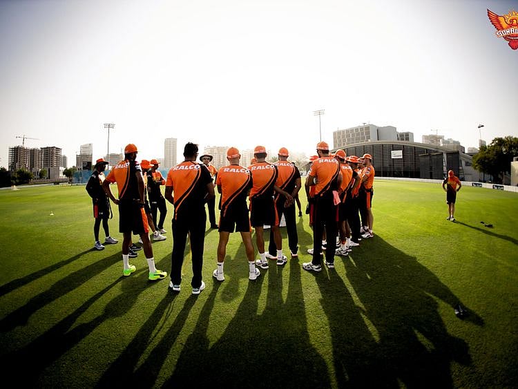 Trevor Bayliss gives his Sunrusers Hyderabad players a pep talk during training