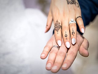The bride chose to sign Lebanese pop star Nancy Ajram’s hit “Ana Ma Baddi Te’li Kalam” (“I Don’t Want You to Say a Word”), a track whose original music video features sign interpretation. Illustrative image.