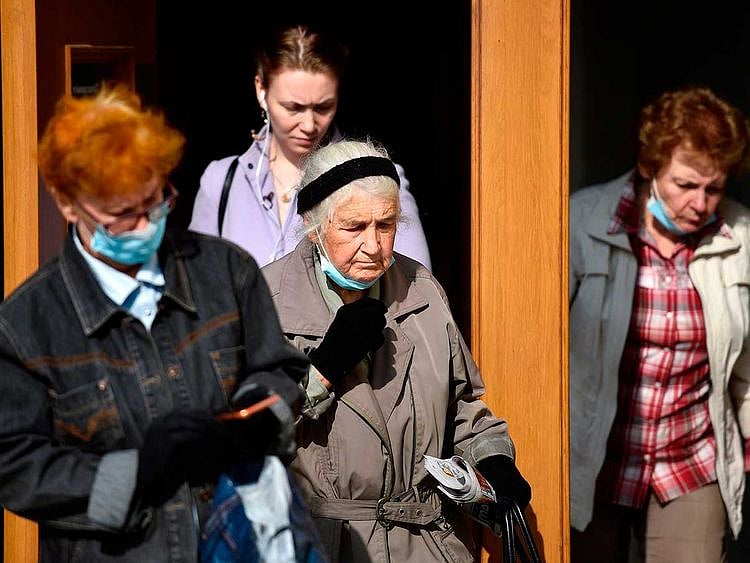 Moscow women masks covid russia