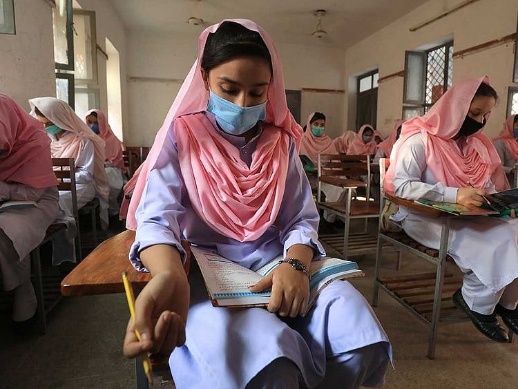 Pakistan school students mask