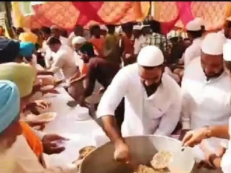 Muslims arrange langar for Sikh farmers