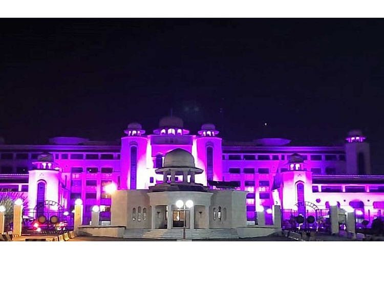 Pakistan government buildings turn pink