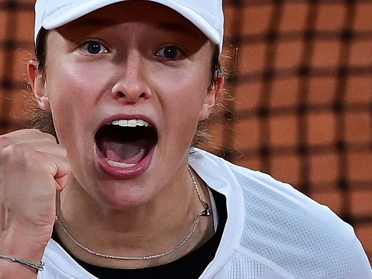 Iga Swiatek celebrates her win over Simona Halep